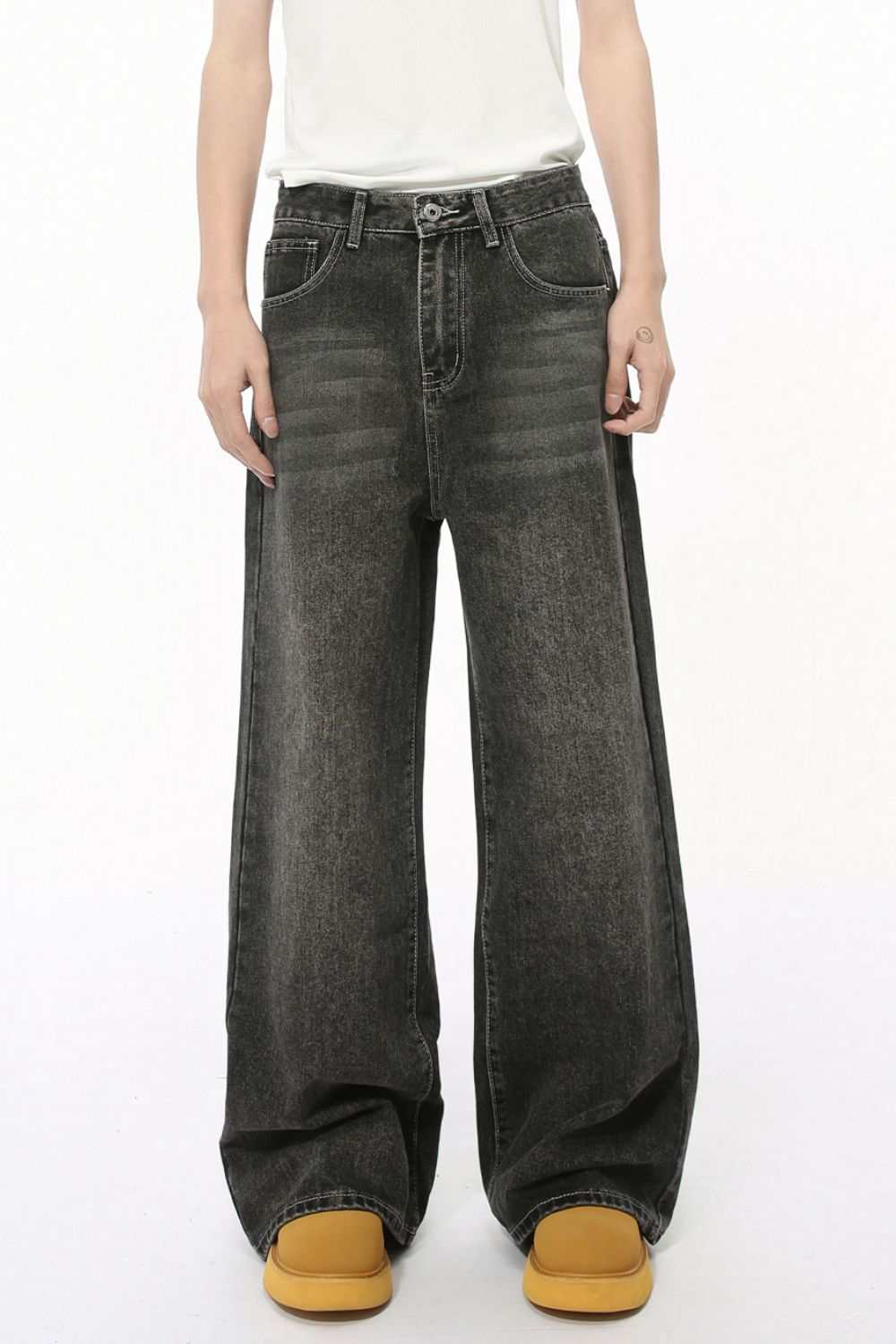 Wide leg men's jeans with pockets in dark denim.
